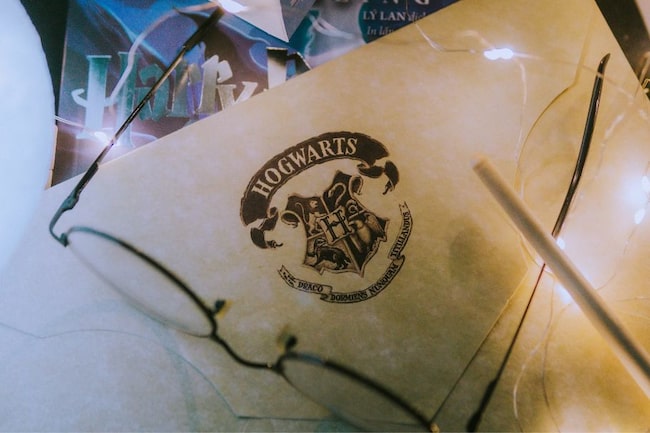 Hogwarts Briefpapier mit Harry Potter Brille und Zauberstab