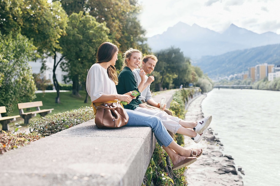 Egal ob allein oder mit Freunden: Die veganen Produkte von Handl Tyrol sind der perfekte Snack für zwischendurch.