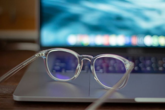 Blu-Blocker Brille vor Bildschirm.