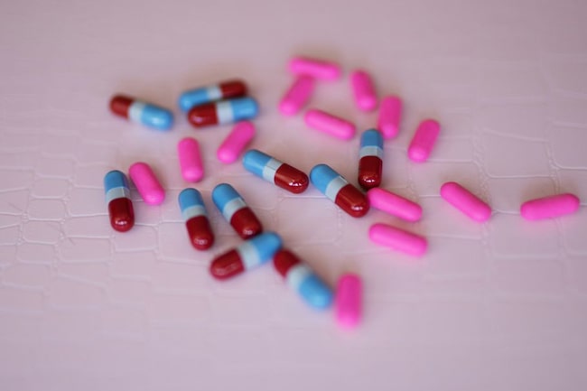 Tabletten in der Farbe Pink, Blau und Rot.