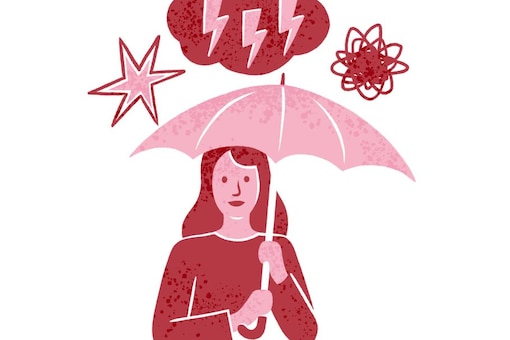 Frau mit Regenschirm gegen Blitze und Krach