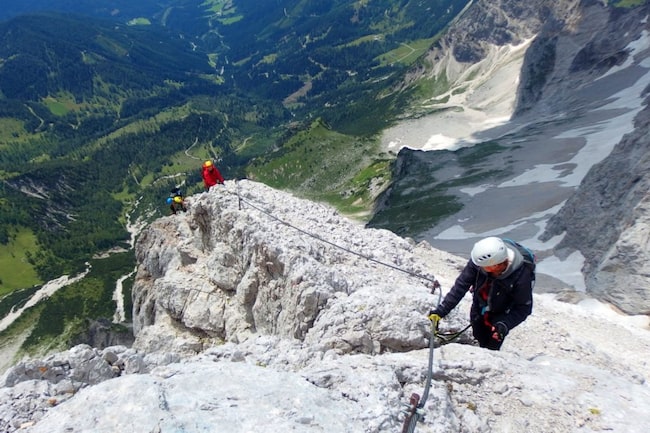 Südwand-Klettersteig Dachstein, Urlaub in den Bergen, Bergwand, Bergseil, Klettern, Menschen, Dachstein