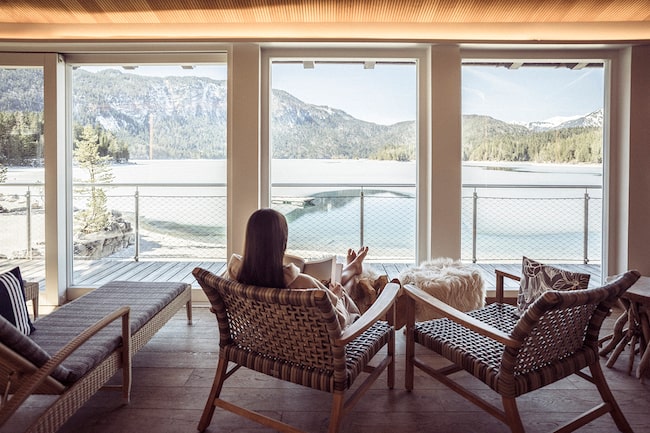 Frau am entspannen Eibsee Hotel