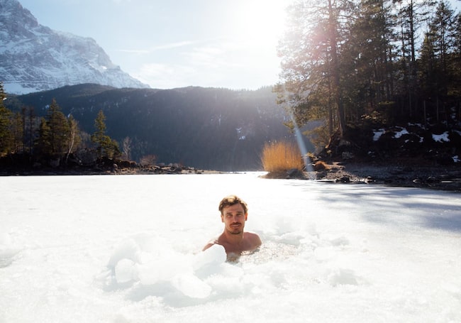 Wim-Hof-Instruktor Moritz Ross nimmt ein Eisbad