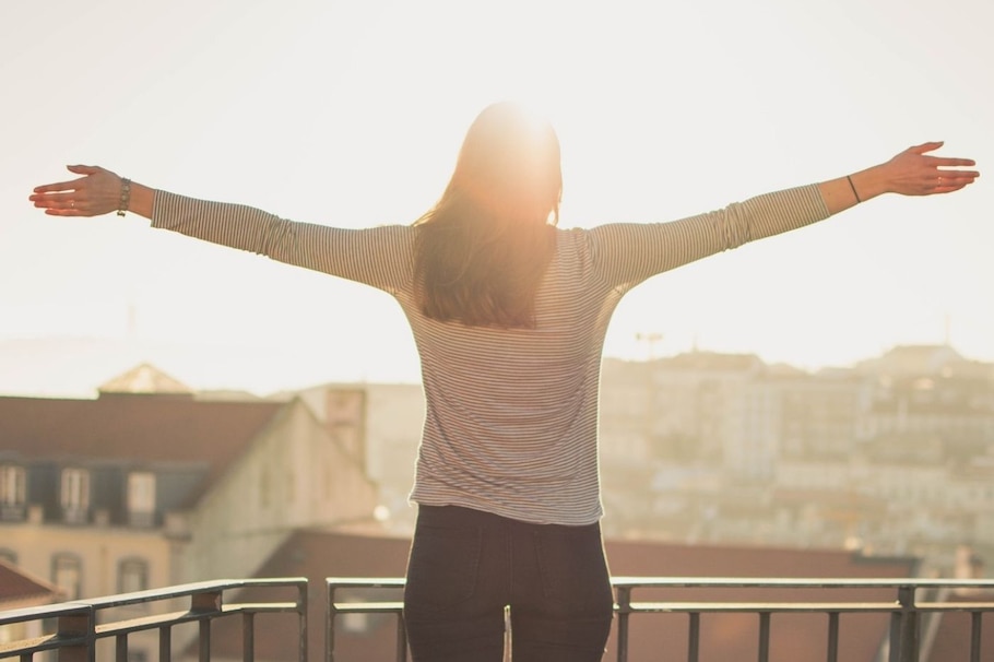 Arme ausbreiten, happy, Balkon, Frau