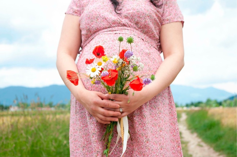 Schwanger, Sommer, Babybauch, Hitze, schwanger im Sommer, Sommerblumen, Feldweg, spazieren gehen