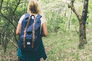 Frau, von hinten, Natur, Rucksack