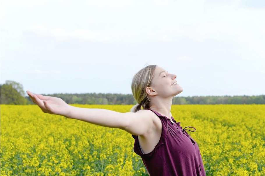 Frau, Rapsfeld, Frühling, ausgebreitete Arme, Sonne