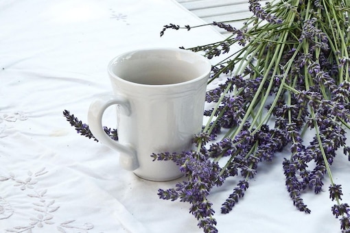 Lavendelblüten, Tasse, Tisch, Tischtuch