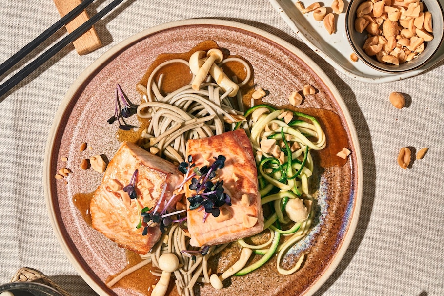 Soba-Nudeln, gebratener Lachs, Zoodles, Zucchini, Erdnüsse, Pilze, Sauce, japanisch essen, carpe diem Rezept