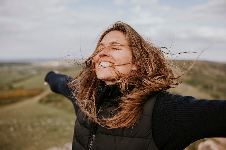 Frau lachend in der NAtur