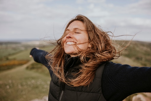 Frau lachend in der NAtur