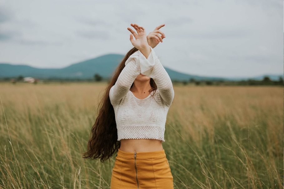 Junge Frau im Feld