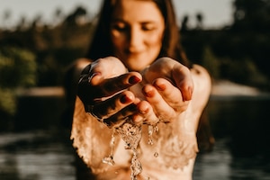 Schwangere nackte Frau im Wasser, Gynial, Mama, Baby, Nährstoffe, Mikronährstoffe