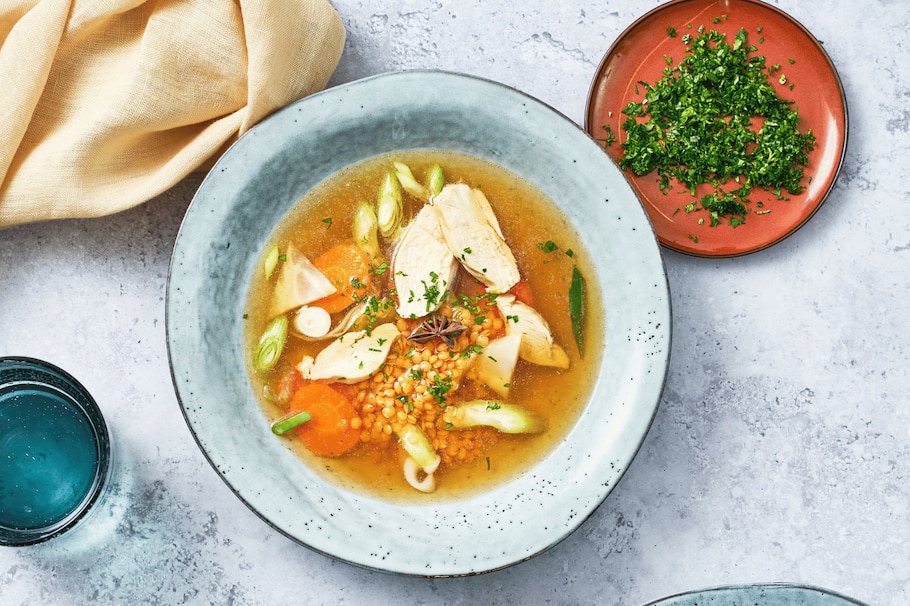 Hühnersuppe mit Gemüse und Linsen