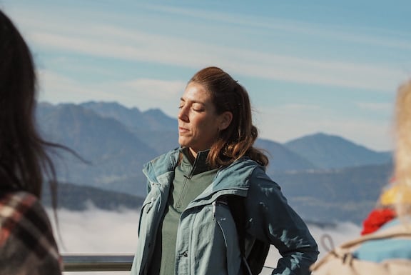 Maria Dorner genießt beim Wandern die Sonne