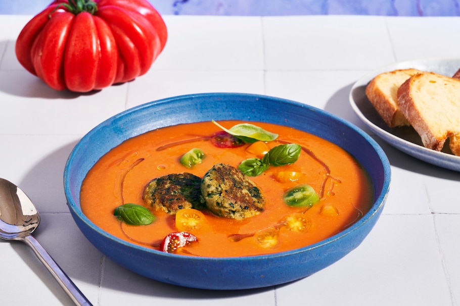 Kalte griechische Tomatensuppe mit Melanzani-Laibchen aka Auberginen-Bällchen