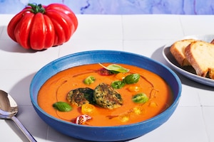 Kalte griechische Tomatensuppe mit Melanzani-Laibchen aka Auberginen-Bällchen