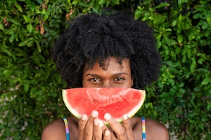 Frau, Stück Wassermelone, Sommer, Ayurveda, TCM