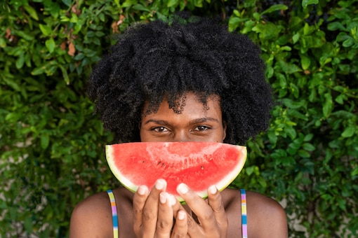 Frau, Stück Wassermelone, Sommer, Ayurveda, TCM