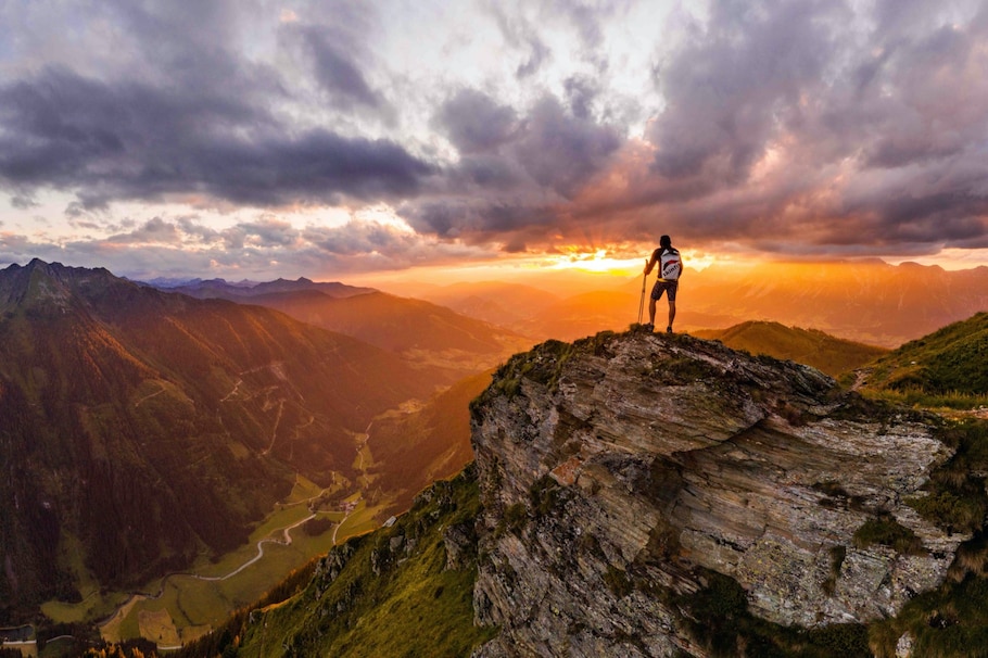 Abendstimmung, Mann, Tal, Wanderer, Urlaub in den Bergen, wandern, Wanderung