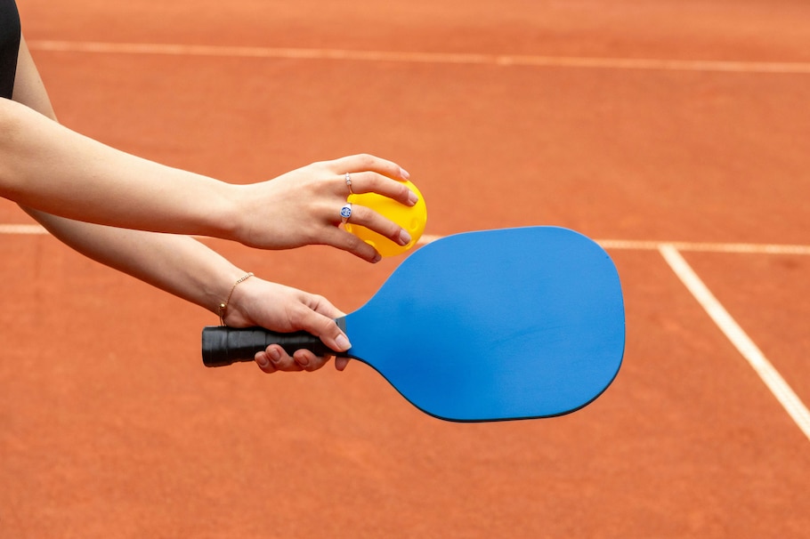 Pickleball-Schläger mit Ball auf Platz