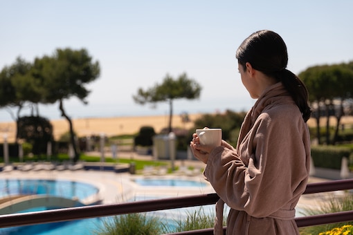 Savoy Beach Hotel in Bibione, Frau mit Tasse am Balkon