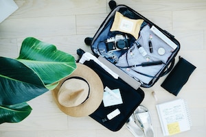Fliegen mit Handgepäck: Offener Koffer mit Kleidung