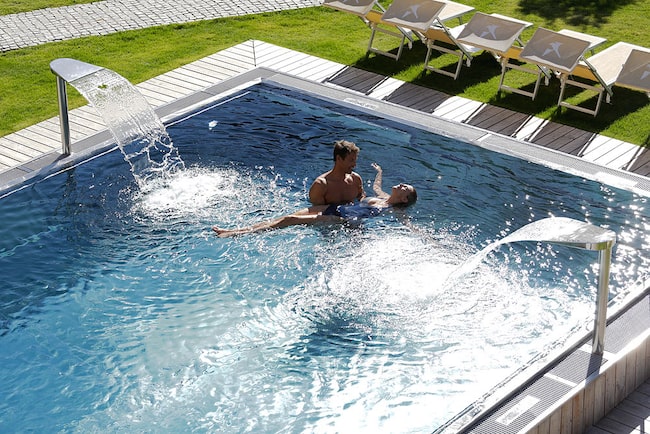 Mann, Frau, Sommer, schwimmen, Pool, Urlaub in den Bergen, Falkensteiner Hotel